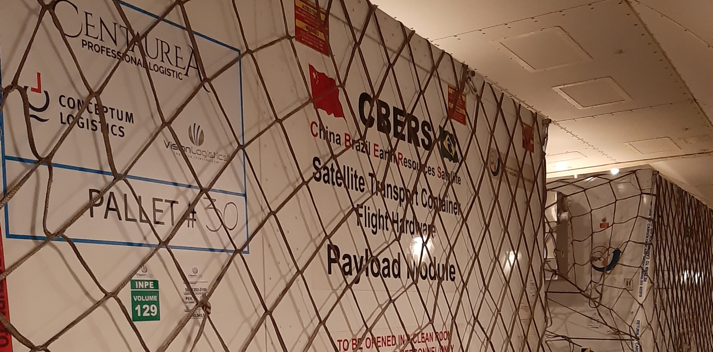 Módulo de carga útil do satélite CBERS-4 com a marca Centaurea, embarcado no Boeing 747-400